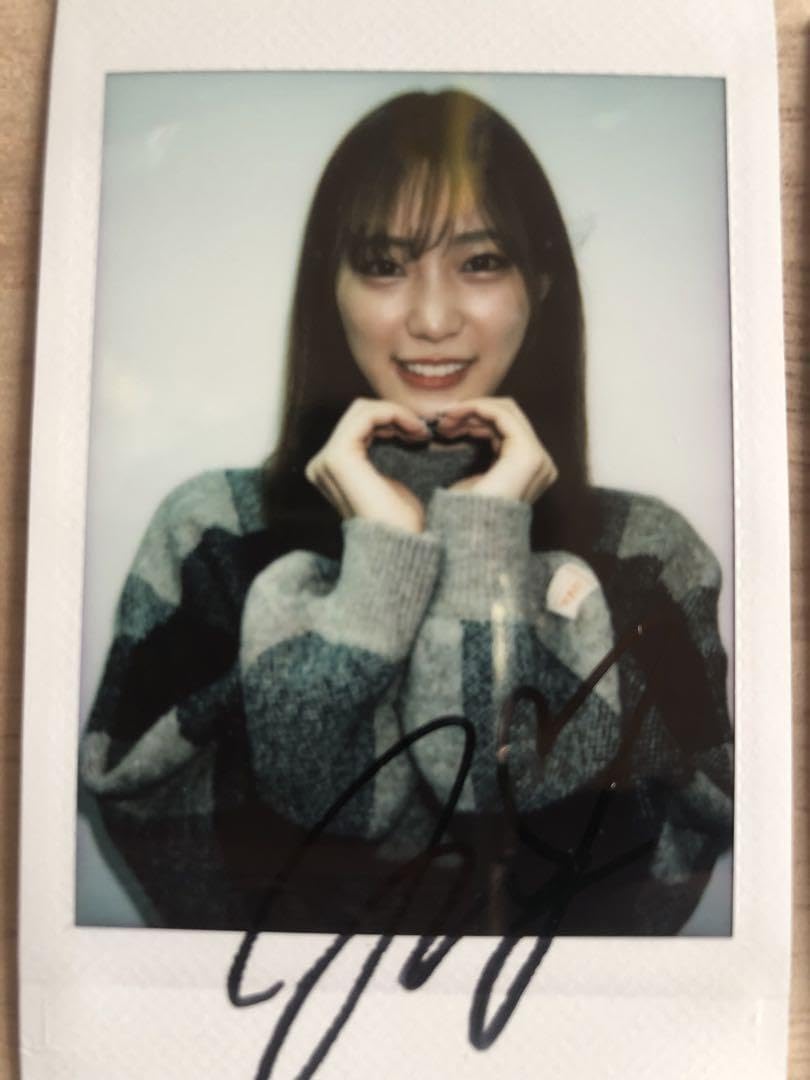 エミリアクラーク　直筆サイン入りフォト エミリア・クラーク直筆サイン入り写真 …Emilia Clarke - メルカリ